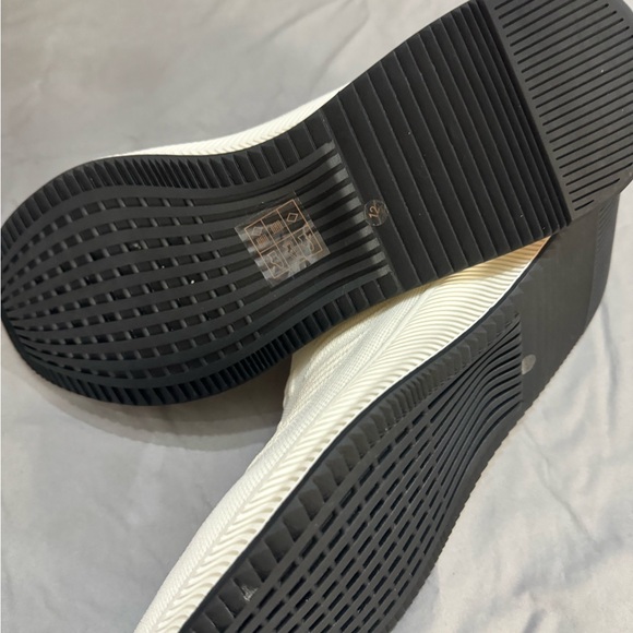 NWT French Connection UK (ergo, the FCUK logo) slip on sneakers in cream - Picture 6 of 8